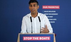 Le Premier ministre Rishi Sunak s'exprimant lors d'une conférence de presse à Western Jet Foil à Douvres