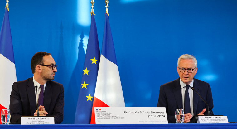 Thomas Cazenave, nouveau ministre délégué aux Comptes publics et Bruno Le Maire, ministre de l'Économie et des Finances, ont présenté le projet de loi de finances 2024 à la presse, le 27 septembre, avant le Conseil des ministres. (© AFP)