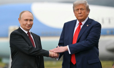 Vladimir Poutine et Donald Trump à Anchorage, aux États-Unis, le 15 août 2025. ( AFP / ANDREW CABALLERO-REYNOLDS )