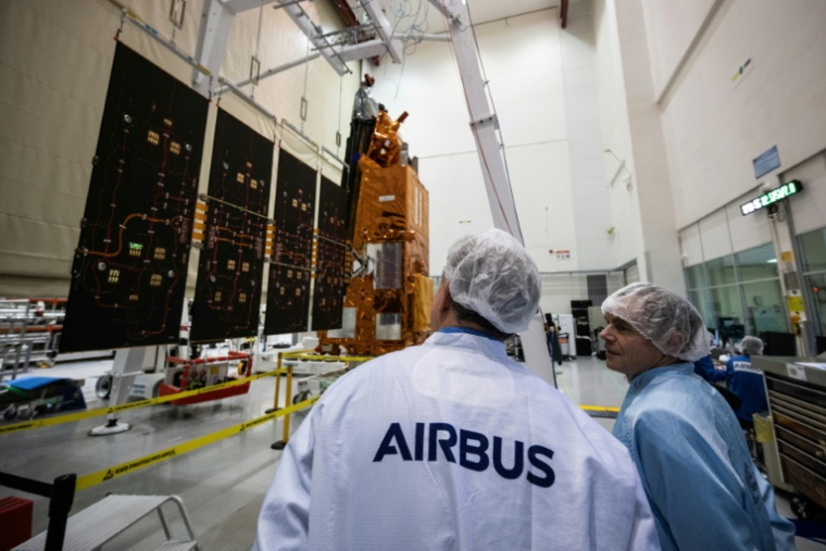 Airbis Defense and SPace présente son satellite Biomass à Toulouse, dans le sud-ouest de la France, le 11 février 2025 ( AFP / Lionel BONAVENTURE )