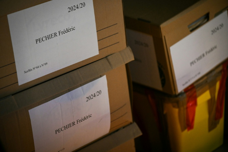 Une partie des dossiers du procès de Frédéric Péchier, le 8 septembre 2025, au tribunal de Besançon ( AFP / SEBASTIEN BOZON )