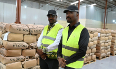 Les frères jumeaux Fousseni (d) et Alahassane Diakité, dans leur usine de chocolat, à Divo, en Côte d'Ivoire, le 20 octobre 2025 ( AFP / Issouf SANOGO )