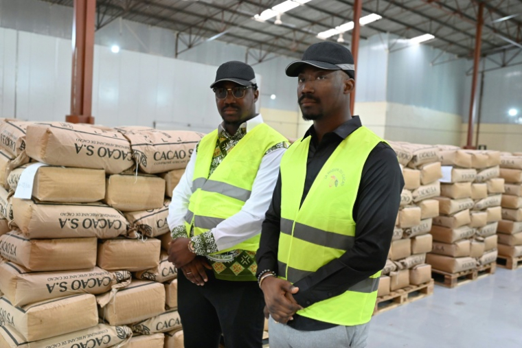 Les frères jumeaux Fousseni (d) et Alahassane Diakité, dans leur usine de chocolat, à Divo, en Côte d'Ivoire, le 20 octobre 2025 ( AFP / Issouf SANOGO )