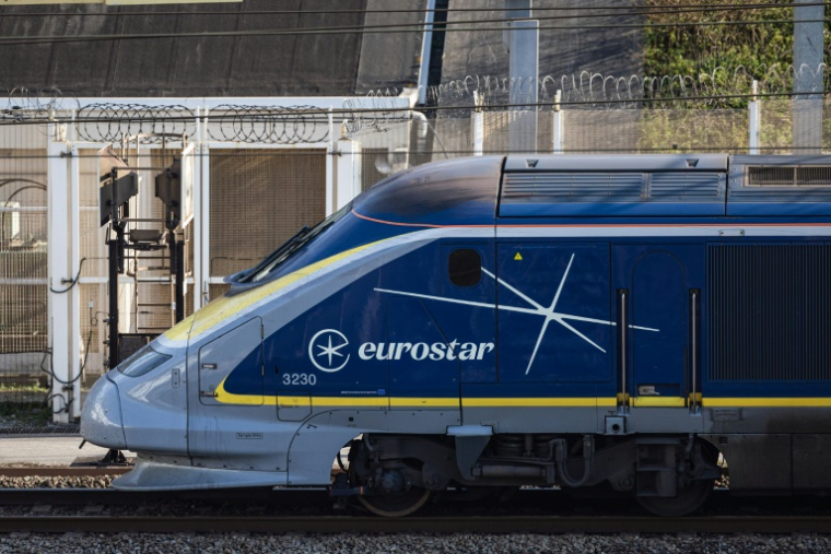 Au moins 17 trains Eurostar ont été supprimés lundi sur la ligne à grande vitesse (LGV) nord et toute la ligne est perturbée à la suite d'un incident électrique, avec des retards pouvant aller jusqu'à deux heures ( AFP / Sameer Al-DOUMY )