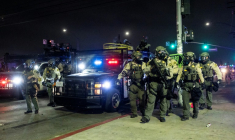Affrontement entre forces de l'ordre et manifestants opposés aux expulsions d'immigrés, le 8 juin 2025 à Los Angeles, en Californie ( AFP / ETIENNE LAURENT )