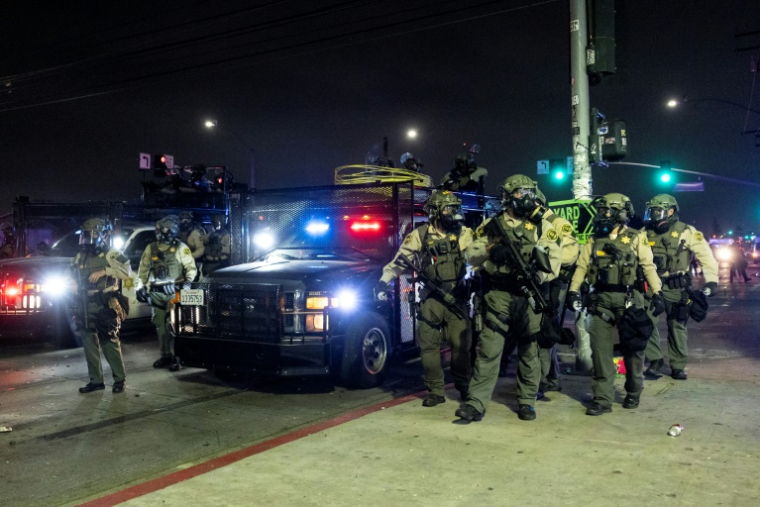 Affrontement entre forces de l'ordre et manifestants opposés aux expulsions d'immigrés, le 8 juin 2025 à Los Angeles, en Californie ( AFP / ETIENNE LAURENT )