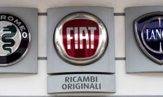 Les logos d'Alfa Romeo, Fiat et Lancia sont affichés sur le mur extérieur d'une concession automobile à Milan