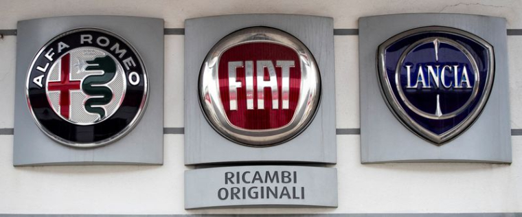Les logos d'Alfa Romeo, Fiat et Lancia sont affichés sur le mur extérieur d'une concession automobile à Milan