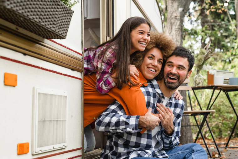 Camping : 3 conseils à suivre avant de réserver / iStock.com - Inside Creative House