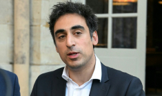 Le président de la Confédération générale des petites et moyennes entreprises (CPME), Amir Reza-Tofighi, s'adresse à la presse devant l'Hôtel Matignon, à Paris, le 24 juin 2025 ( AFP / EMMA DA SILVA )