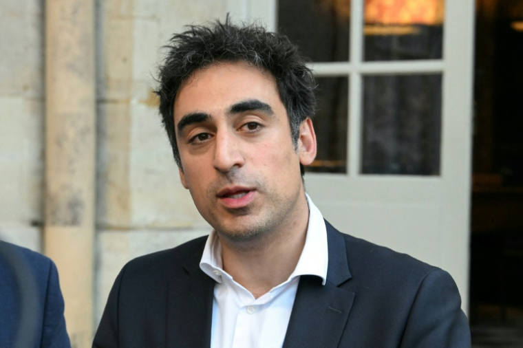 Le président de la Confédération générale des petites et moyennes entreprises (CPME), Amir Reza-Tofighi, s'adresse à la presse devant l'Hôtel Matignon, à Paris, le 24 juin 2025 ( AFP / EMMA DA SILVA )