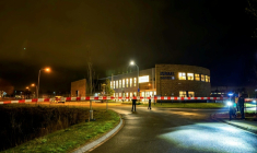 Des policiers devant les locaux d'une association chrétienne pro-israélienne où une explosion s'est produite, le 3 avril 2026 à   aux Pays-Bas à Nijkerk, dans le centre des Pays-Bas  ( ANP / PERSBUREAU DE BREIJ )