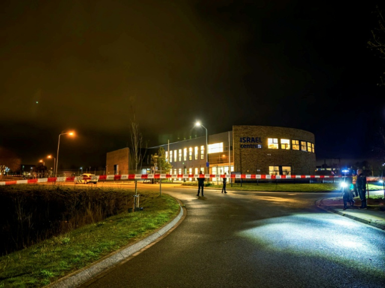 Des policiers devant les locaux d'une association chrétienne pro-israélienne où une explosion s'est produite, le 3 avril 2026 à   aux Pays-Bas à Nijkerk, dans le centre des Pays-Bas  ( ANP / PERSBUREAU DE BREIJ )