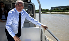 Le Premier ministre François Bayrou lors d'un déplacement en Charente-Maritime, dans un bâteau pour l'Ile d'Aix, le 7 août 2025  ( AFP / Philippe LOPEZ )