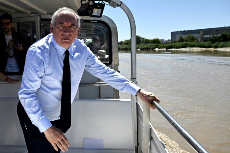 Le Premier ministre François Bayrou lors d'un déplacement en Charente-Maritime, dans un bâteau pour l'Ile d'Aix, le 7 août 2025  ( AFP / Philippe LOPEZ )