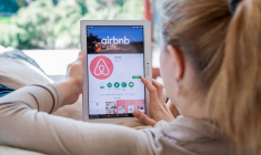 Le développement des plateformes numériques de type Airbnb a conduit à une explosion des locations de courte durée et accentué les déséquilibres sur certains marchés locaux du logement (Crédit photo : Shutterstock)