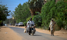 Un bénévole soudanais chargé de livrer des médicaments à domicile roule en moto à Khartoum, le 18 avril 2026 ( AFP / Khaled DESOUKI )