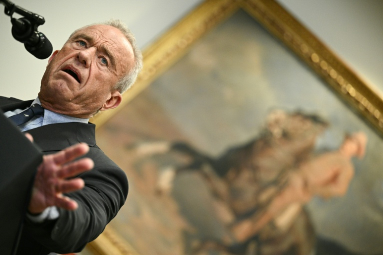 Le ministre américain de la Santé Robert F. Kennedy Jr. à la Maison Blanche, le 19 décembre 2025 à Washington ( AFP / Brendan SMIALOWSKI )