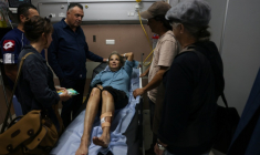La photojournaliste américaine Heidi Levine sur une civière aux urgences de l'hôpital de Ramallah, en Cisjordanie occupée, après avoir été agressée par des colons israéliens, le 16 octobre 2026 ( AFP / AHMAD GHARABLI )