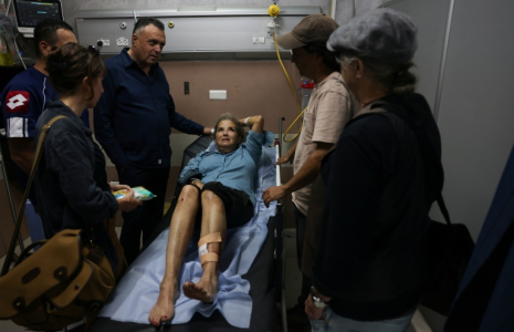 La photojournaliste américaine Heidi Levine sur une civière aux urgences de l'hôpital de Ramallah, en Cisjordanie occupée, après avoir été agressée par des colons israéliens, le 16 octobre 2026 ( AFP / AHMAD GHARABLI )