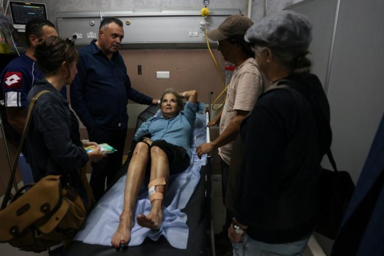 La photojournaliste américaine Heidi Levine sur une civière aux urgences de l'hôpital de Ramallah, en Cisjordanie occupée, après avoir été agressée par des colons israéliens, le 16 octobre 2026 ( AFP / AHMAD GHARABLI )