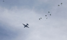 Un avion livre de l'aide au-dessus de la ville de Gaza