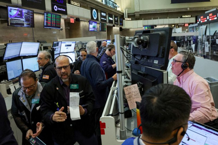 Des traders travaillent sur le parquet de la Bourse de New York