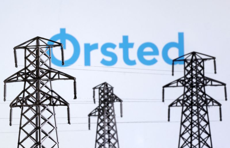 Des miniatures de pylônes de transmission d'énergie électrique et le logo d'Orsted