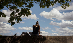 Une femme assise à l'ombre à Toulouse le 11 mai 2026 ( AFP / Ed JONES )
