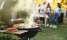 Légumes, poulet, ribs, burgers, keftas...: nos idées pour réussir un barbecue pour quatre personnes à moins de vingt euros. ( crédit photo : Shutterstock )