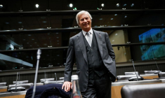 Le milliardaire français Vincent Bolloré pose avant une audition à l'Assemblée nationale à Paris