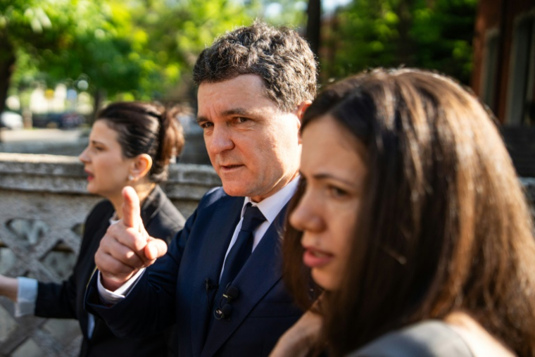Le maire de Bucarest Nicusor Dan et candidat à la présidentielle roumaine, le 4 mai 2025 avec son épouse Mirabela Gradinaru ( AFP / Mihai Barbu )
