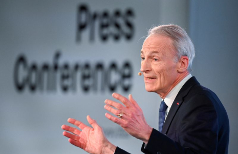 Le président de Renault, Jean-Dominique Senard, s'exprime lors d'une conférence de presse à Londres