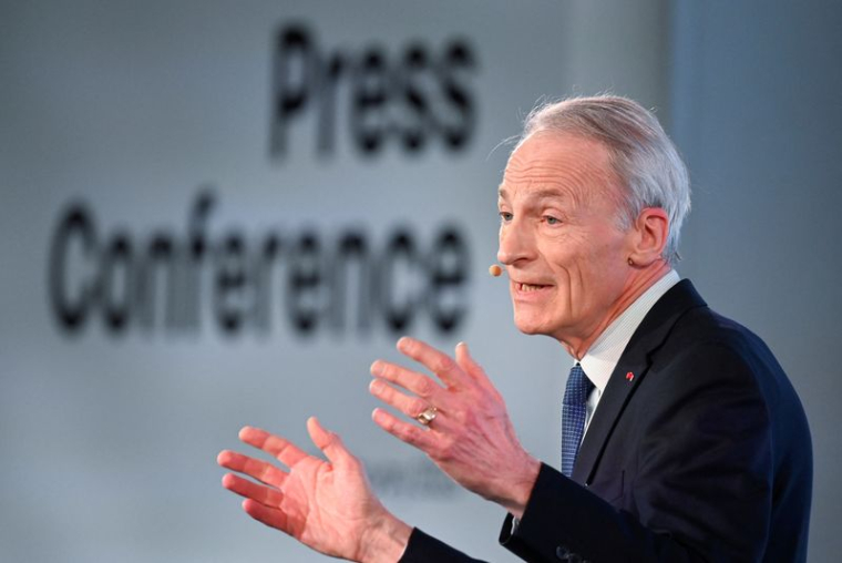 Le président de Renault, Jean-Dominique Senard, s'exprime lors d'une conférence de presse à Londres