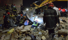 Des secouristes fouillent les décombres après l'effondrement de deux immeubles à Fès, au Maroc, pendant la nuit du 9 au 10 décembre 2025 ( AFP / Ahmed ALAOUI MRANI )