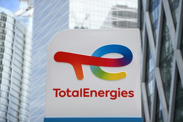 TotalEnergies répond jeudi devant un tribunal civil d'accusations de "publicités mensongères" portées par plusieurs ONG, un premier procès de "greenwashing" en France pour un énergéticien ( AFP / Christophe ARCHAMBAULT )