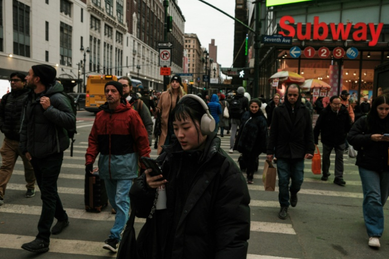 Des habitants de New York devant la station de métro de Penn Station à Manhattan, le 19 février 2026 ( AFP / CHARLY TRIBALLEAU )