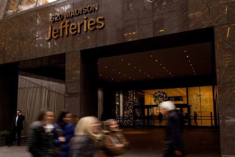 Des personnes marchent à l'extérieur des bureaux du Jefferies Financial Group à Manhattan, New York.