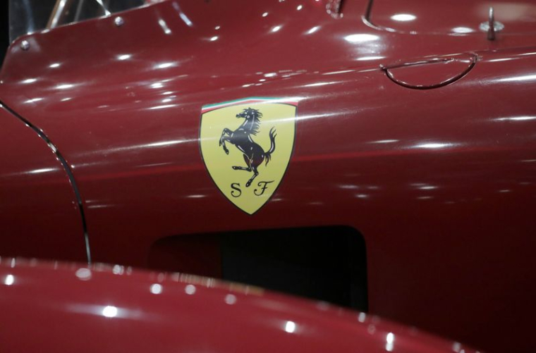 Le logo deFerrari photographié lors de l'inauguration de l'exposition Ferrari à Monaco