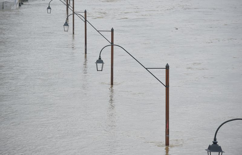 Des lampadaires partiellement submergés sont visibles le long du fleuve Pô à Turin