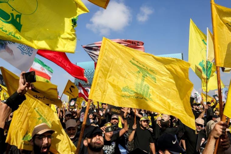 Des partisans du mouvement chiite libanais Hezbollah assistent à une cérémonie marquant le premier anniversaire de l'assassinat par Israël de leur dirigeant Hassan Nasrallah, dans la banlieue sud de Beyrouth, le 27 septembre 2025 ( AFP / Anwar AMRO )