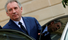 BAYROU MAINTIENT SON PROJET DE "BANQUE DE LA DÉMOCRATIE"