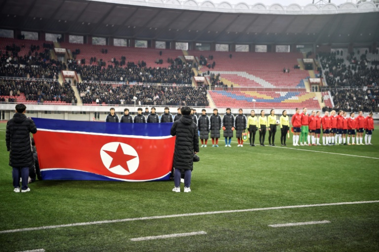 Le drapeau national nord-coréen est déployé avant un match amical de football opposant les équipes nationales féminines de Corée du Nord et de Russie au stade Kim Il Sung de Pyongyang, le 27 novembre 2025. La Corée du Nord a remporté le match sur le score de 5-2. ( AFP / KIM Won Jin )