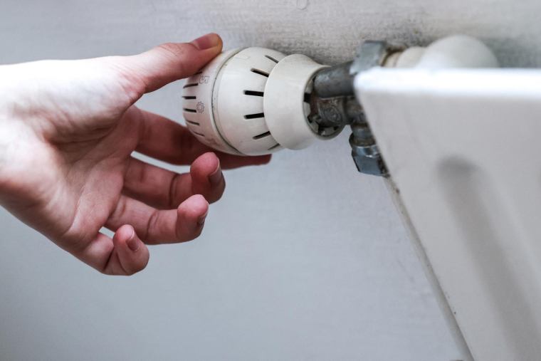 Les pires passoires thermiques sont désormais considérées comme logements indécents (illustration) ( AFP / CHARLY TRIBALLEAU )