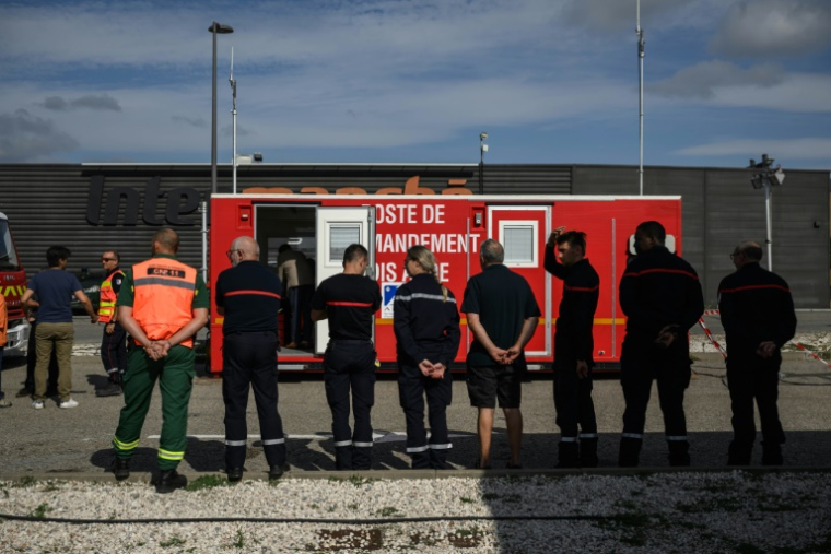 Des pompiers rassemblés à Sigean, dans l'Aude, le 27 juillet 2025 ( AFP / Ed JONES )