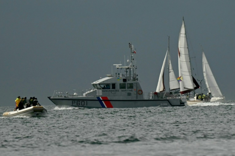 Une vedette de la gendarmerie patrouille durant une manifestation maritime contre le milliardaire Vincent Bolloré, au large de Concarneau (Finistère), le 24 mai 2025 ( AFP / LOIC VENANCE )