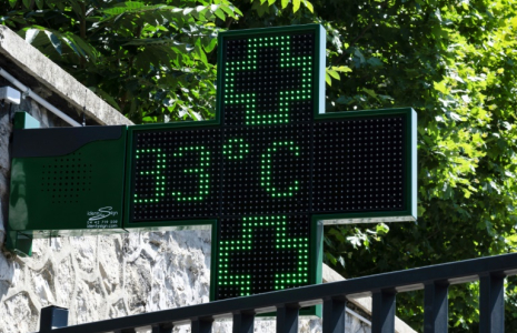 Une température de 33°csur la croix d'une pharmacie à Marseille, le 20 juin 2025 ( AFP / Miguel MEDINA )