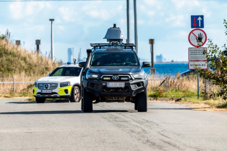 Des véhicules de police près de l'aéroport de Copenhague après un survol de drones, le 23 septembre 2025 au Danemark ( Ritzau Scanpix / Steven Knap )