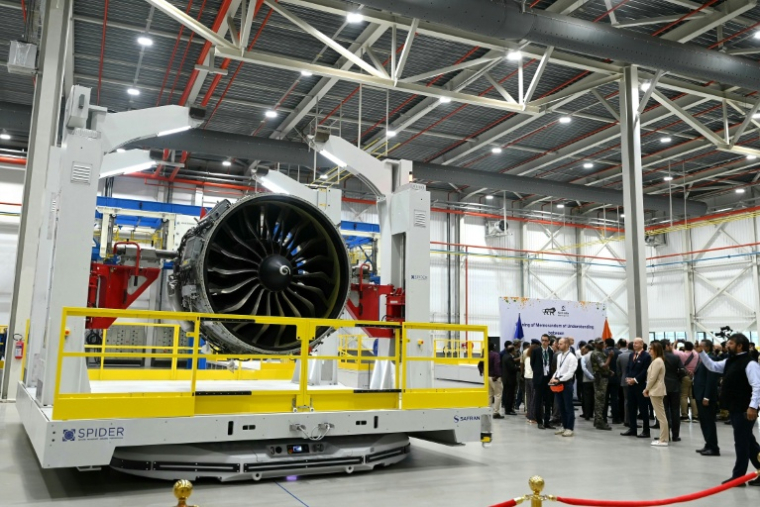 Un moteur Leap lors de l'inauguration par le groupe français Safran, à Hyderabad en Inde, d'un centre de maintenace dédié, le 26 novembre 2025  ( AFP / NOAH SEELAM )