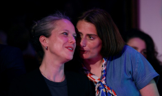 La secrétaire nationale des Ecologistes, Marine Tondelier (D), et l'ex-candidate du Nouveau Front populaire pour Matignon, Lucie Castets, le 5 mai 2026 à Paris ( AFP / Xavier GALIANA )